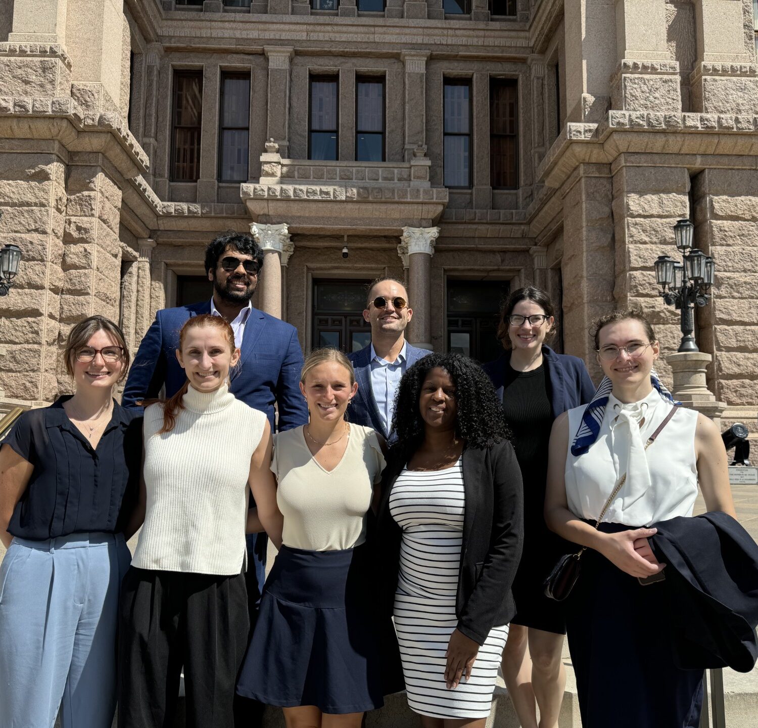 Clinic students stand in front of a courthouse.