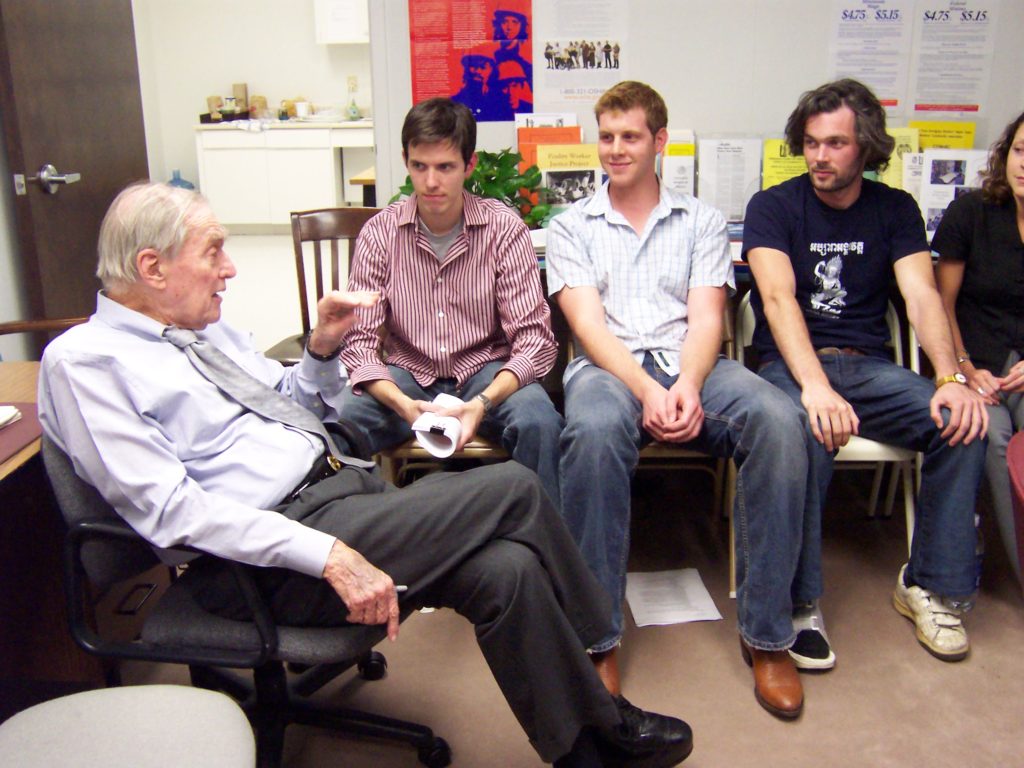 Bernard Rapoport meets with Texas Law students in 2005 to discuss immigrant workers' rights.