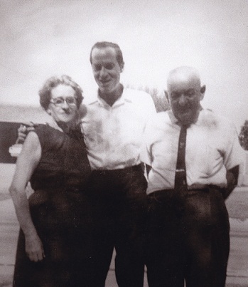 Bernard with his parents, Riva Feldman and David Rapoport, in the early 1960s. Courtesy of the Briscoe Center for American History.