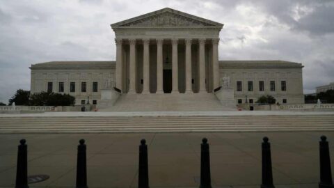 Image of the Supreme Court on a gloomy day