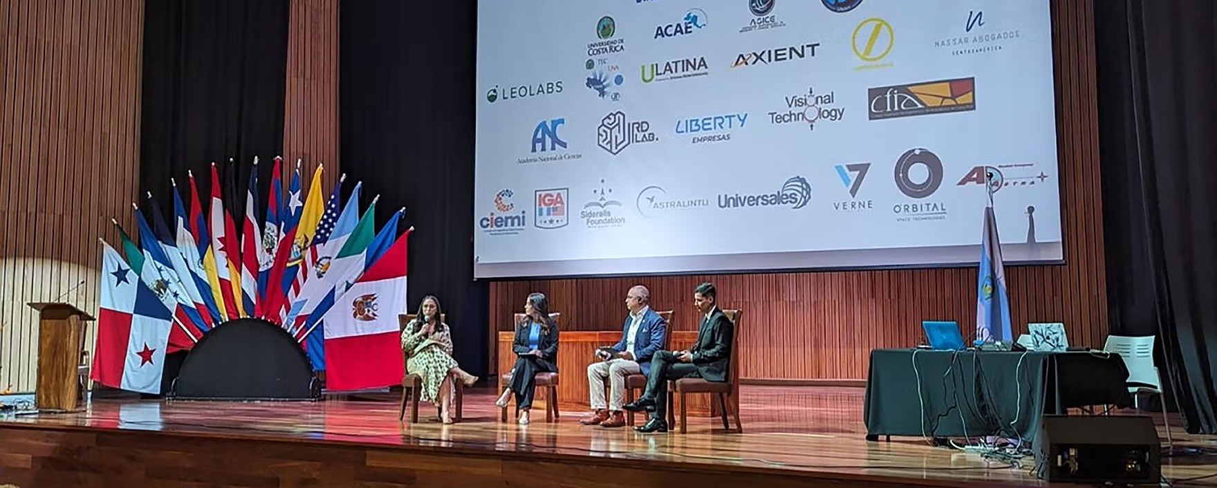 Nassar speaking on a Congreso Espacial Centroamericano panel.