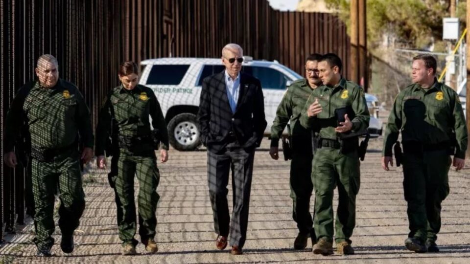 Biden with border officers