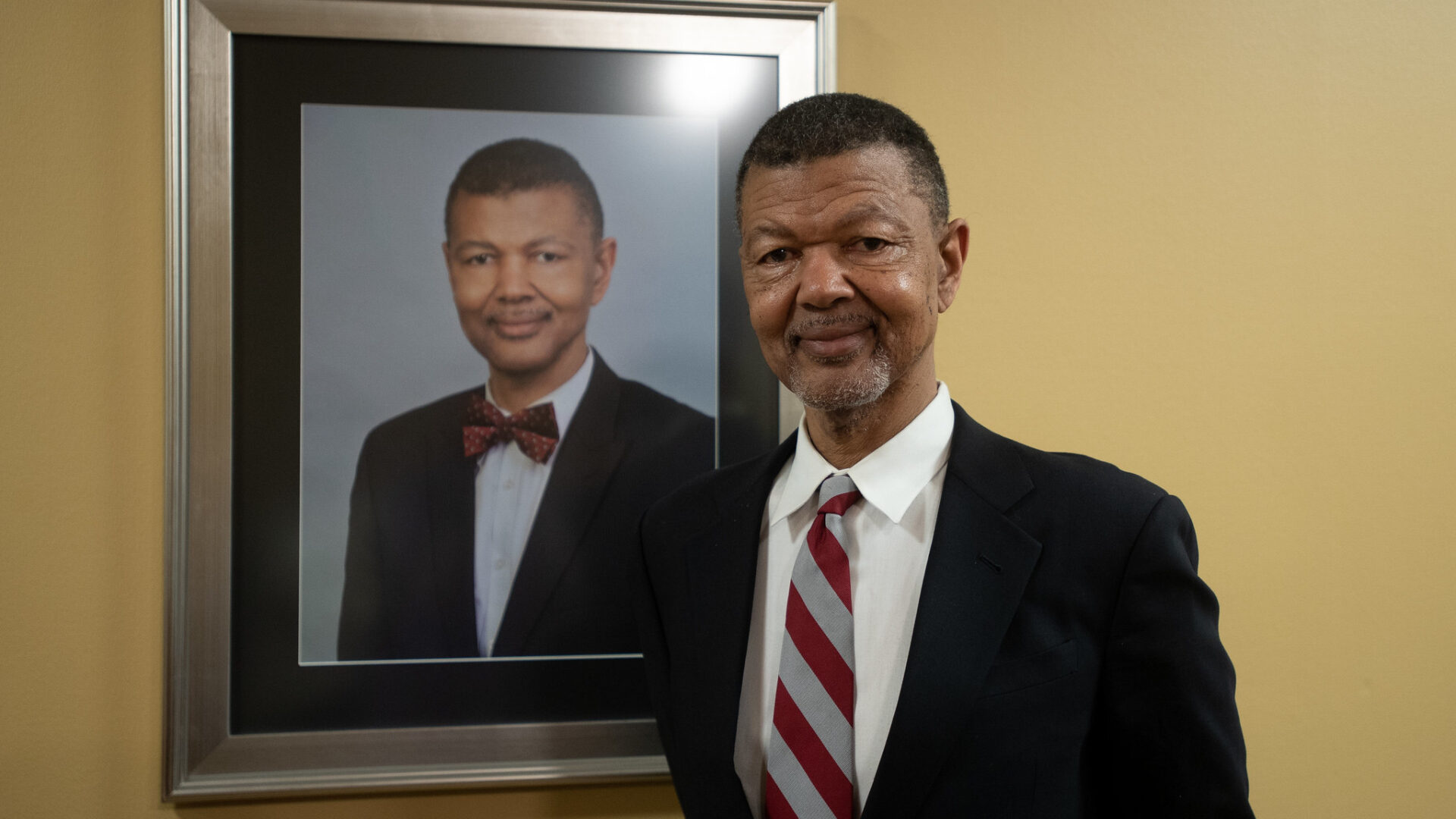 Gary Bledsoe ’76 standing next to his portrait.